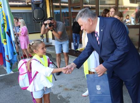 PRVI ŠOLSKI DAN SPREJEM PRVOOLČKOV CERKNICA 17 FOTO LJUBO VUKELIČ